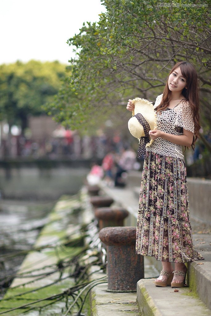 PS調出河道邊女孩唯美紫色藝術效果