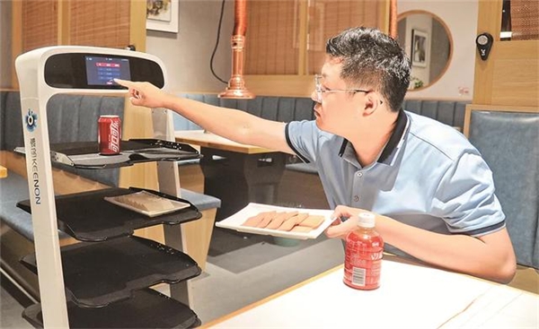 三四線城市迎來科技創(chuàng)新 送餐機器人進入黃金時代