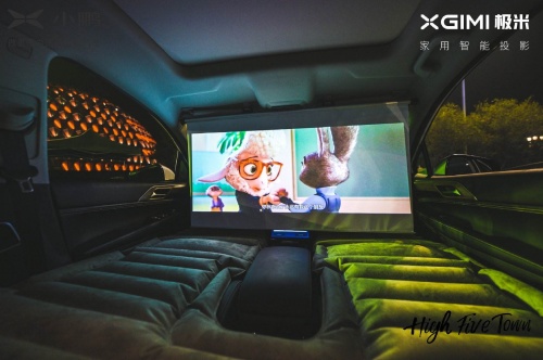 看電影自由？極米投影和小鵬汽車幫你實現