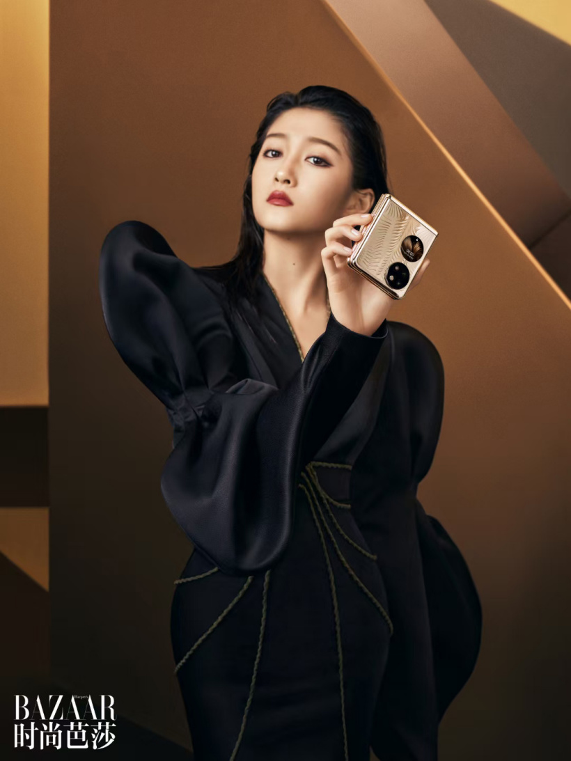 華為 P50 Pocket 折疊屏真機(jī)照來(lái)了：金色花紋，圓形背部副屏